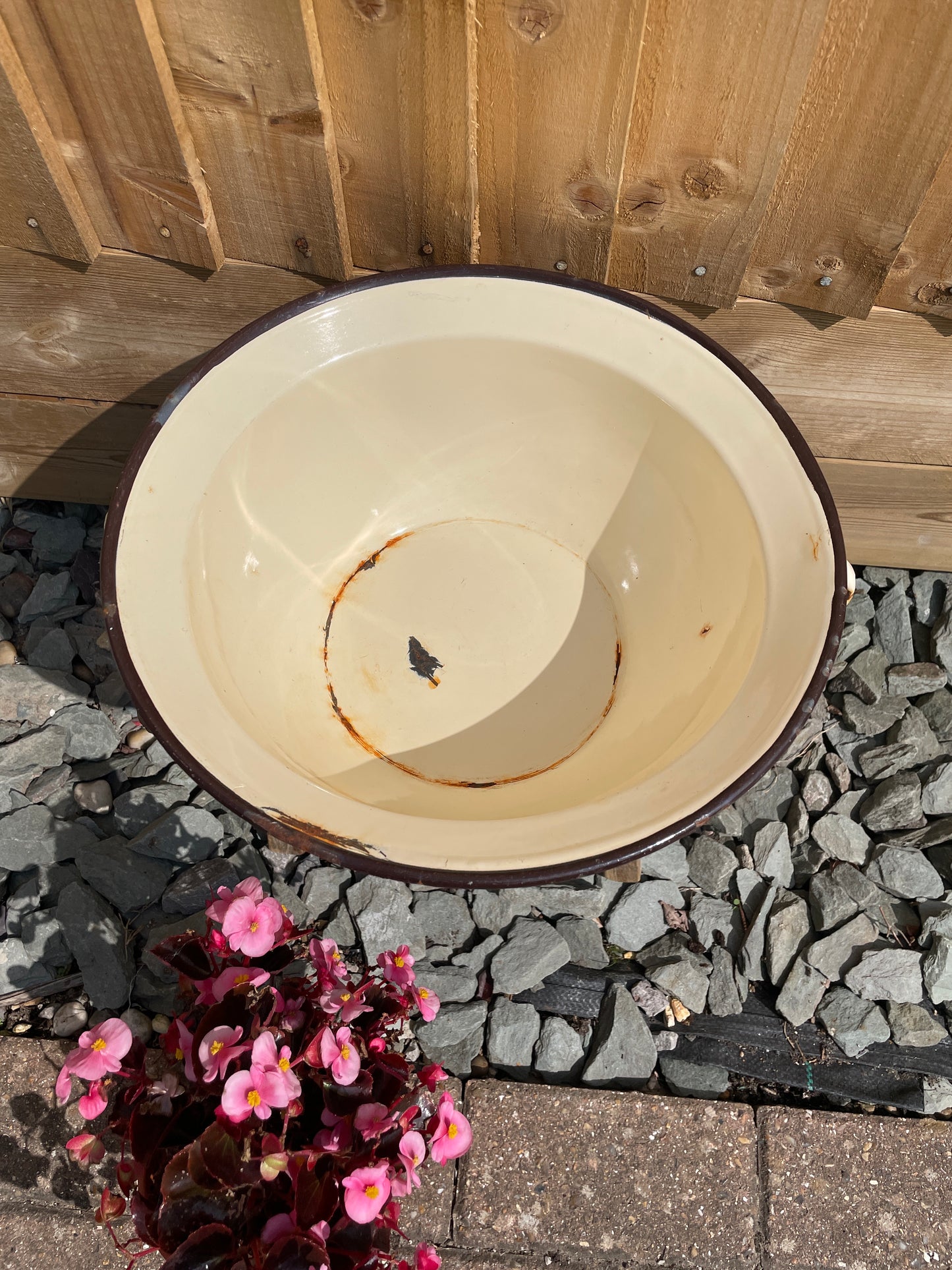 Round 34cm enamel bowl with 2 handles.