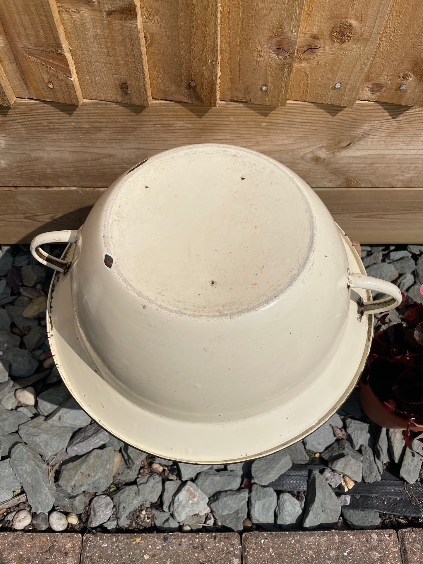 Round enamel bowl with 2 handles 34cm.