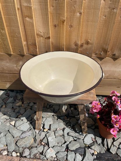 Round enamel bowl with 2 handles 34cm.