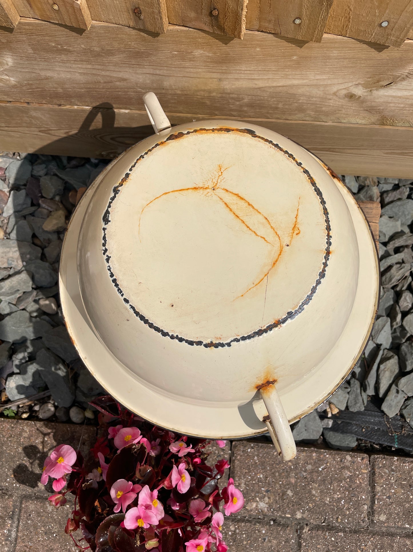 Round 34cm enamel bowl with 2 handles.