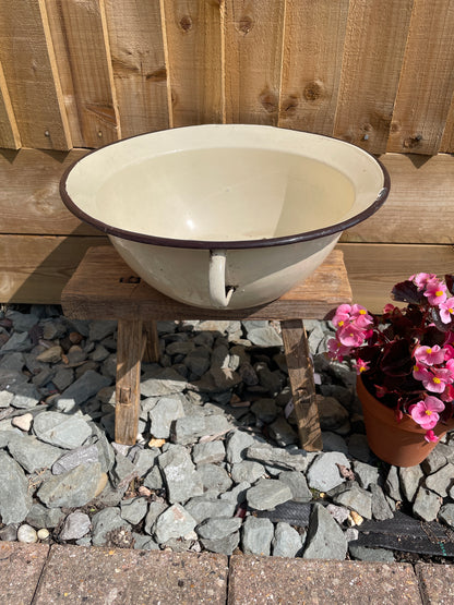 Round enamel bowl with 2 handles 34cm.