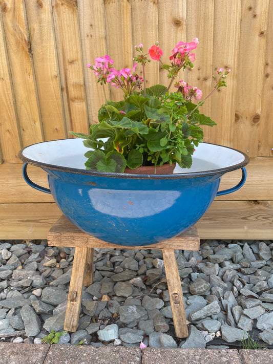 Round Hungarian enamel bowl with 2 handles blue and white 47cm.