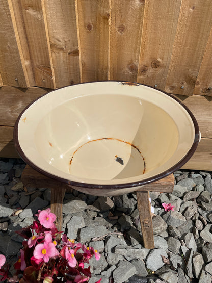 Round 34cm enamel bowl with 2 handles.