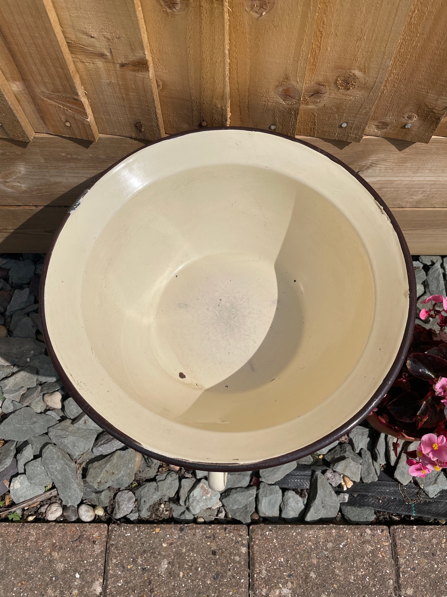 Round enamel bowl with 2 handles 34cm.