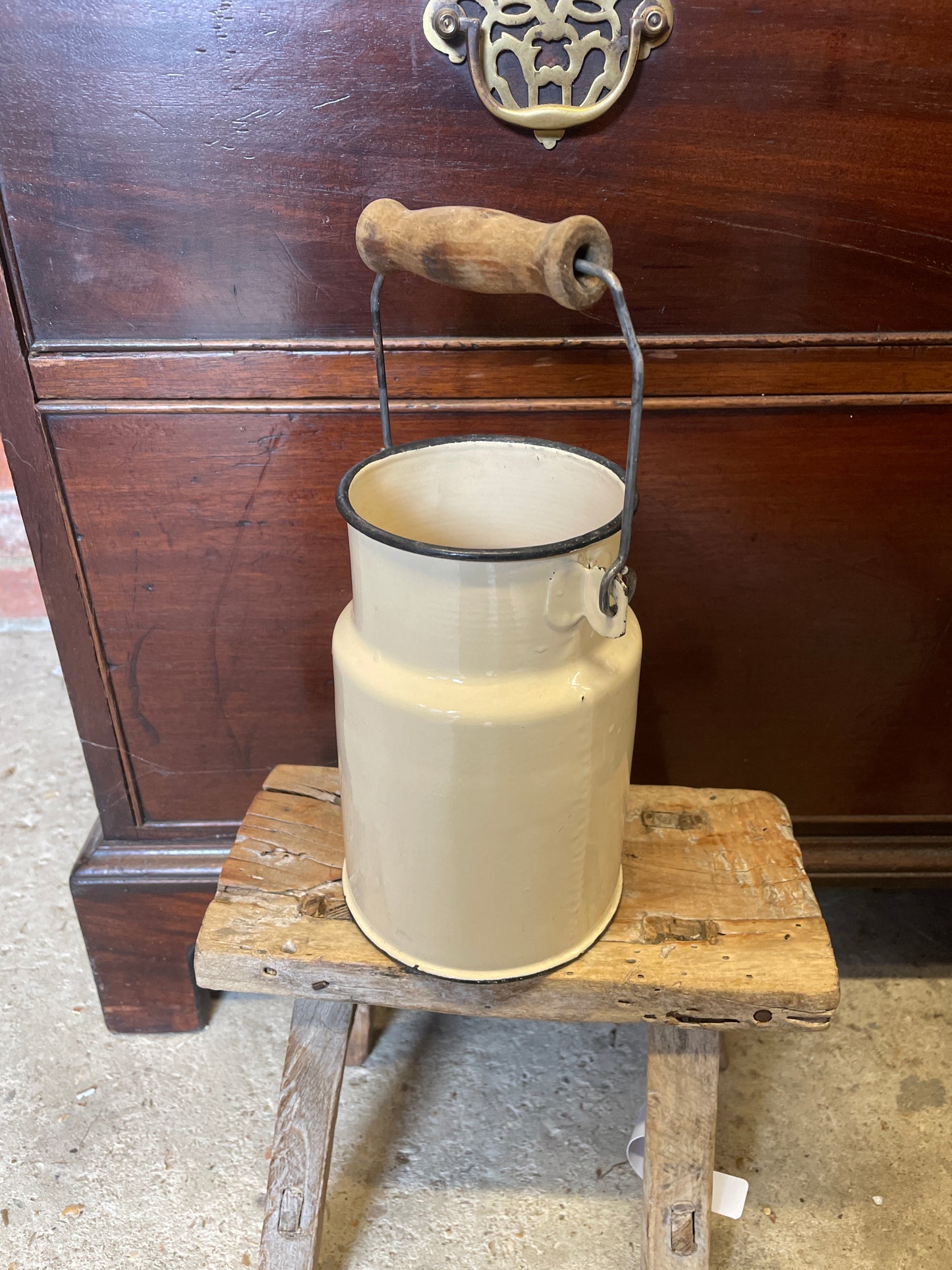 Enamel churn 1 litre cream with handle.