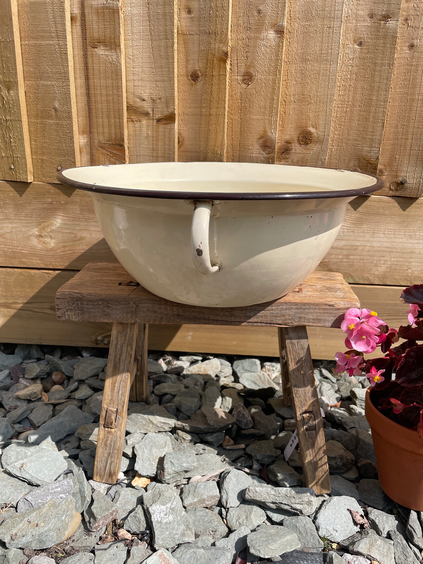 Round enamel bowl with 2 handles 34cm.