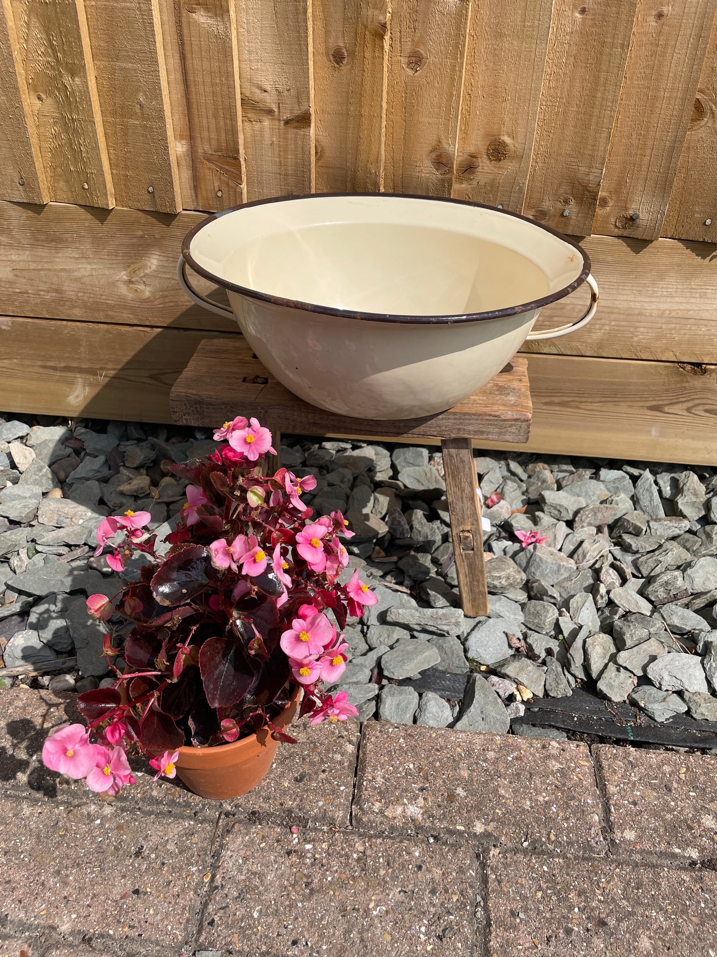 Round 34cm enamel bowl with 2 handles.