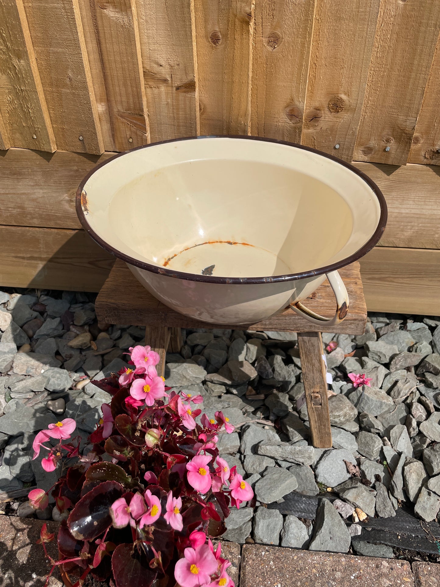 Round 34cm enamel bowl with 2 handles.