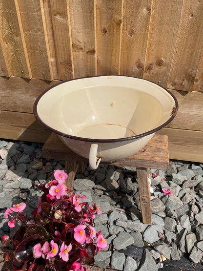 Round 34cm enamel bowl with 2 handles.