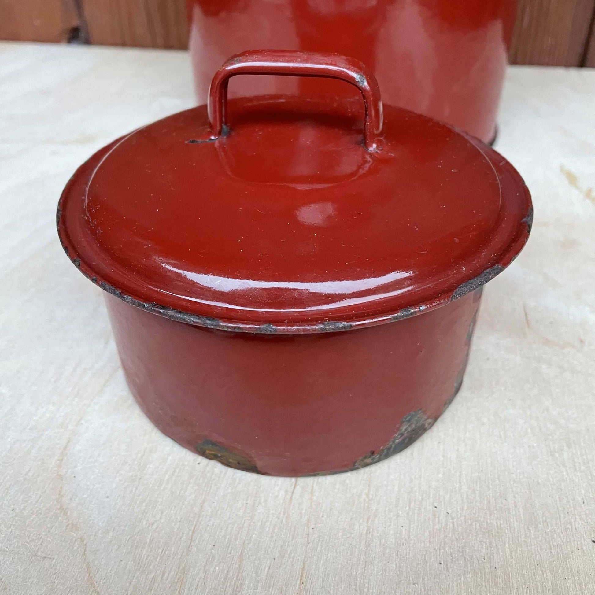 Brown enamelled churn container with lid.