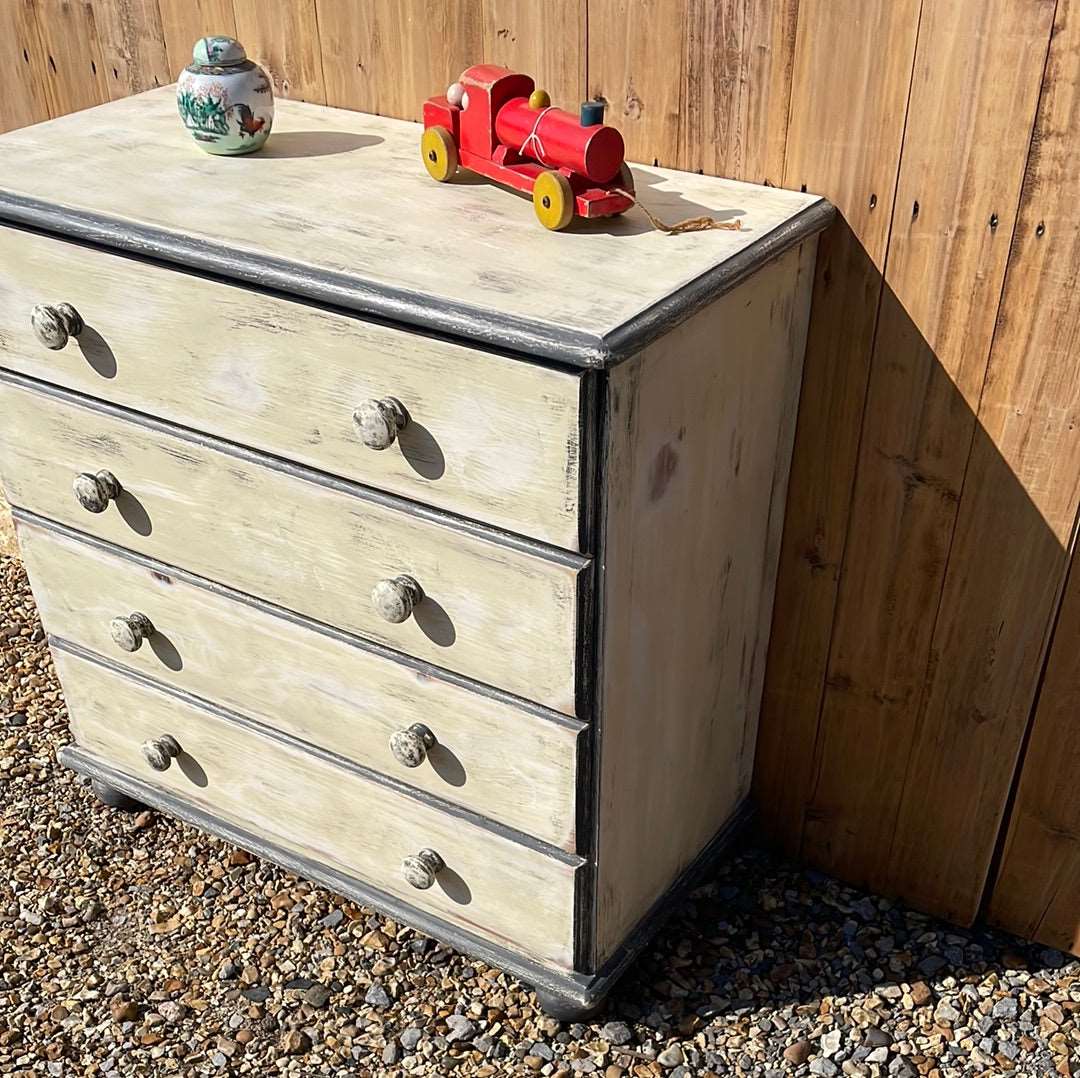 Painted pine chest of 4 drawers.