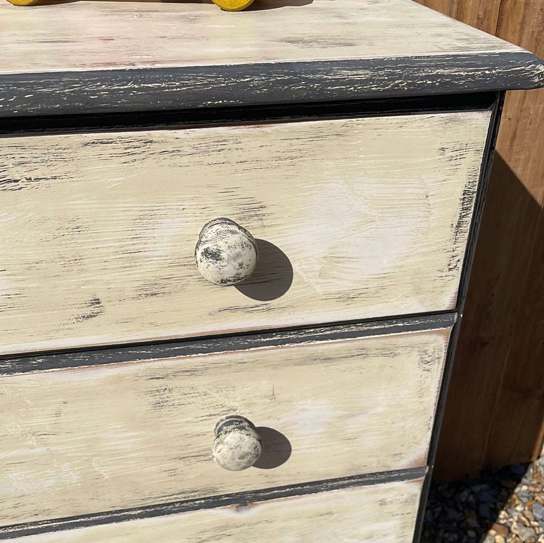 Painted pine chest of 4 drawers.