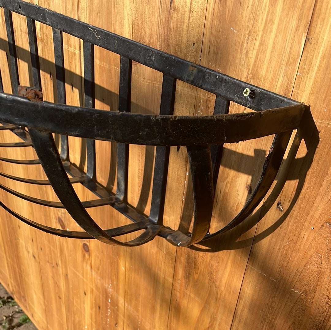 Metal flaky black wall basket planter.