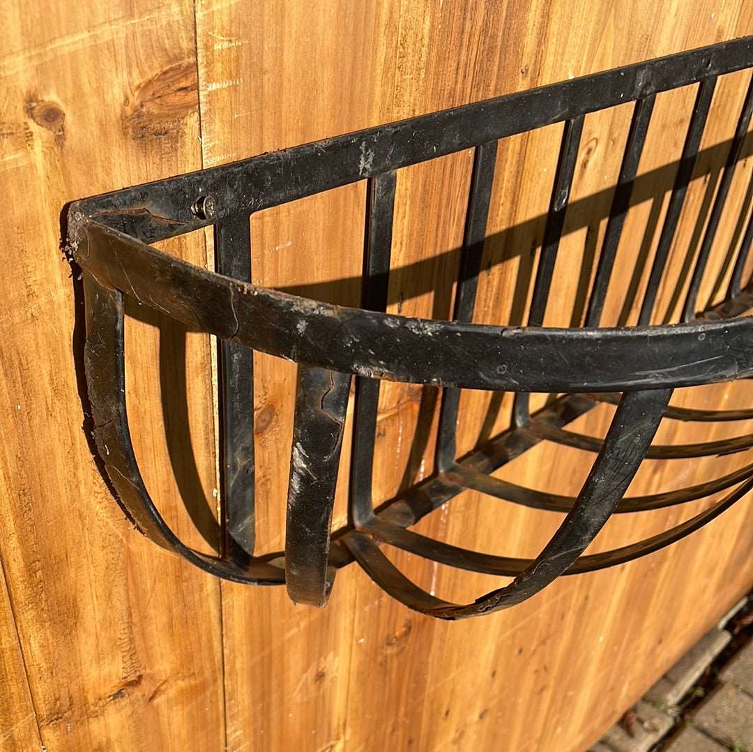Metal flaky black wall basket planter.