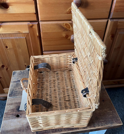 Small wicker hamper basket.