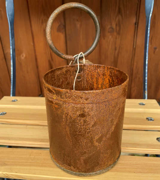 Rustic metal round single pot holder.